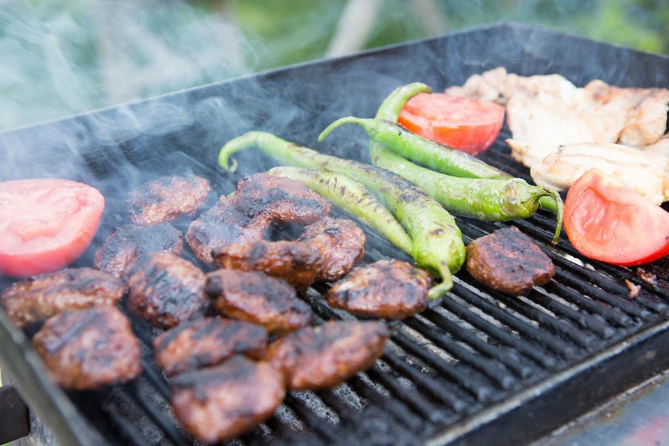 Tel ve döküm barbekü ızgara temizleme yöntemleri